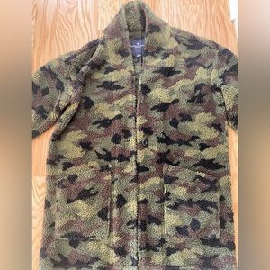 American Eagle ladies camouflage fleece size M